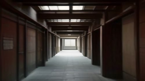 澳门威尼斯人高级套房宽敞卧室，落地窗直面澳门路氹城日景，阳光充足，装修简约优雅